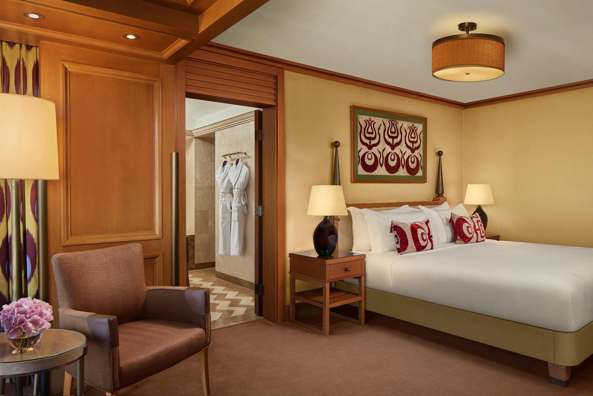 Deluxe Zimmer mit Kingsize-Bett und seitlichem Meerblick