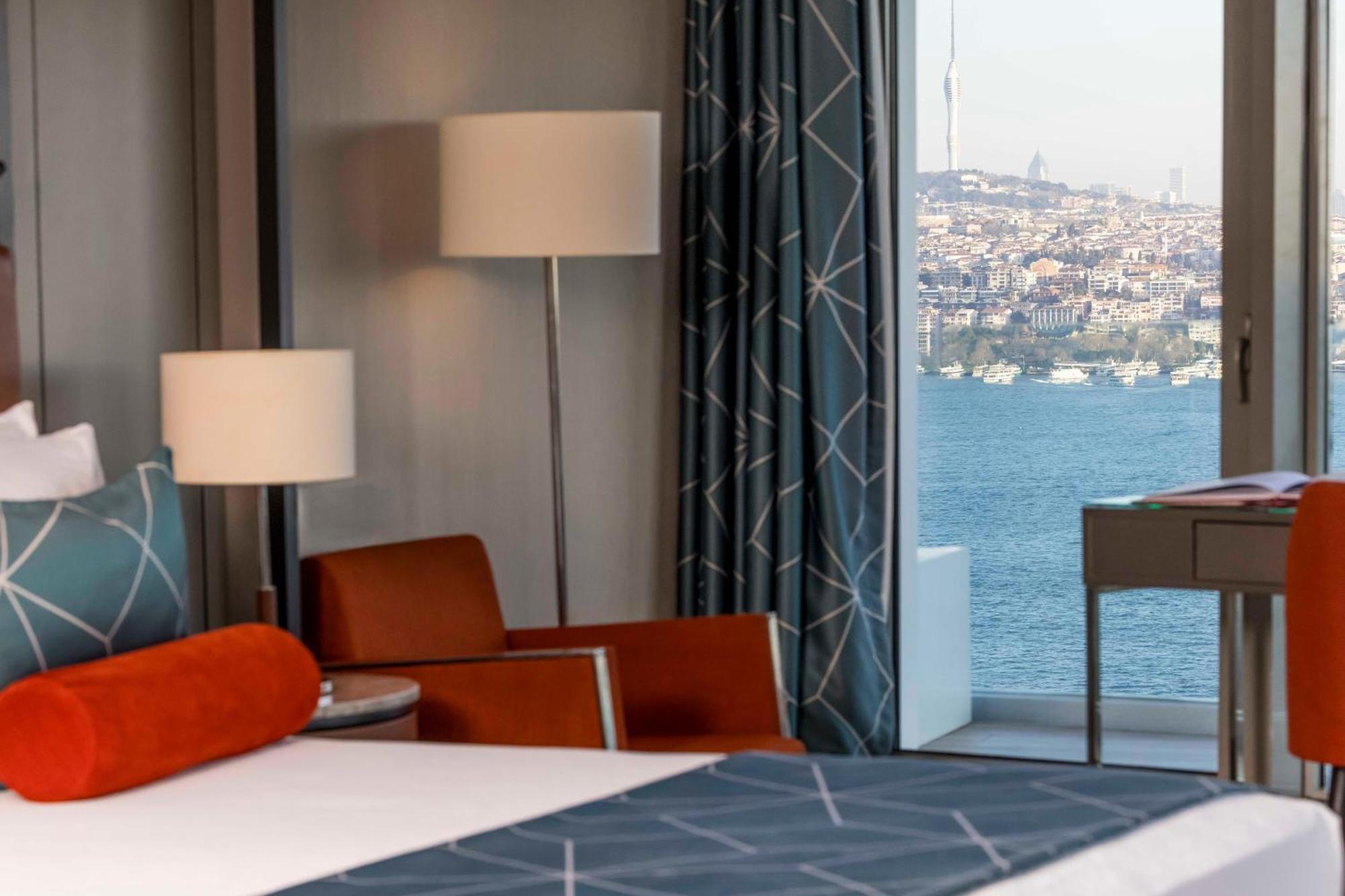 Zimmer mit Kingsize-Bett, Whirlpool-Badewanne, Balkon und Blick auf den Bosporus