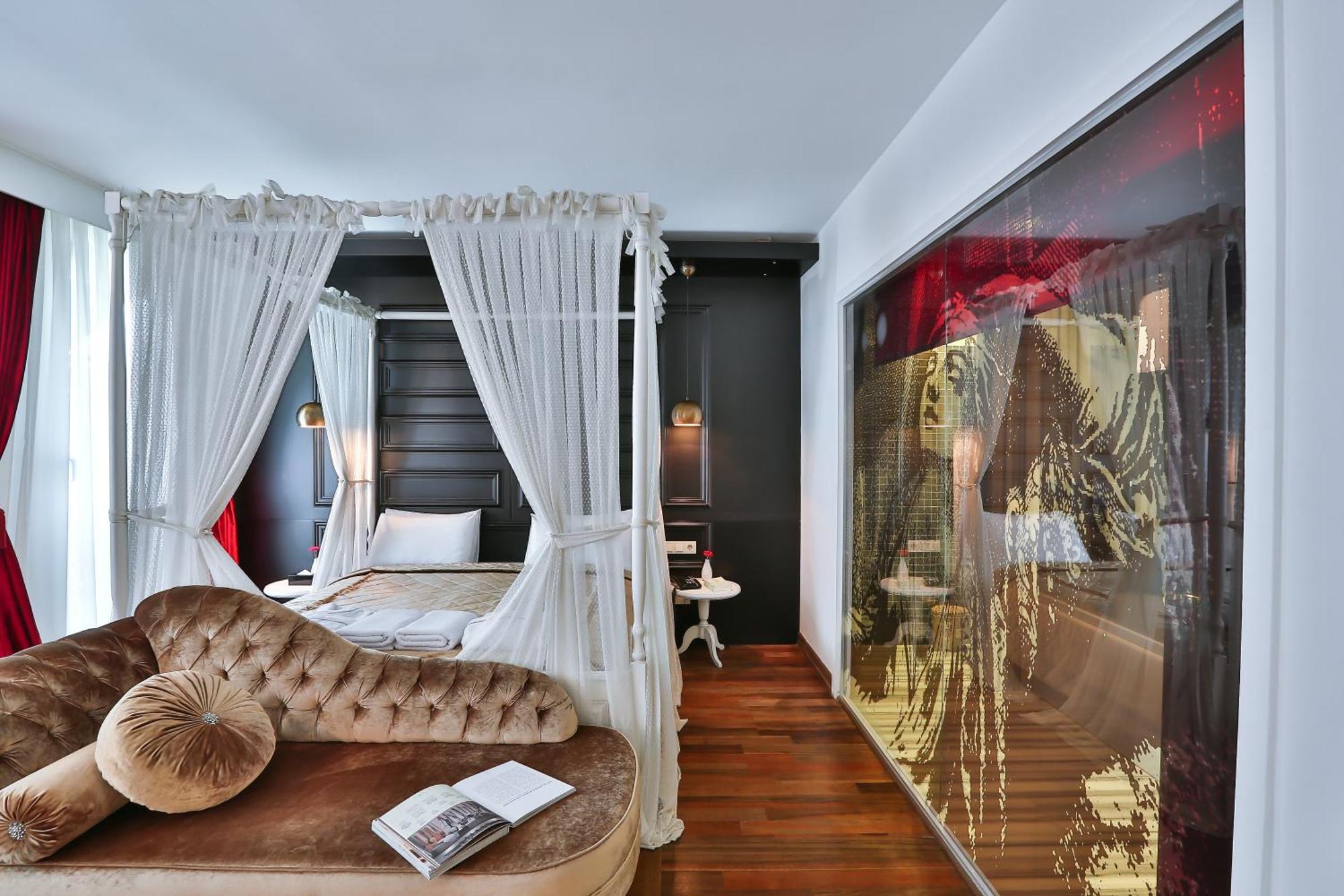 Suite mit Kingsize-Bett und Badewanne