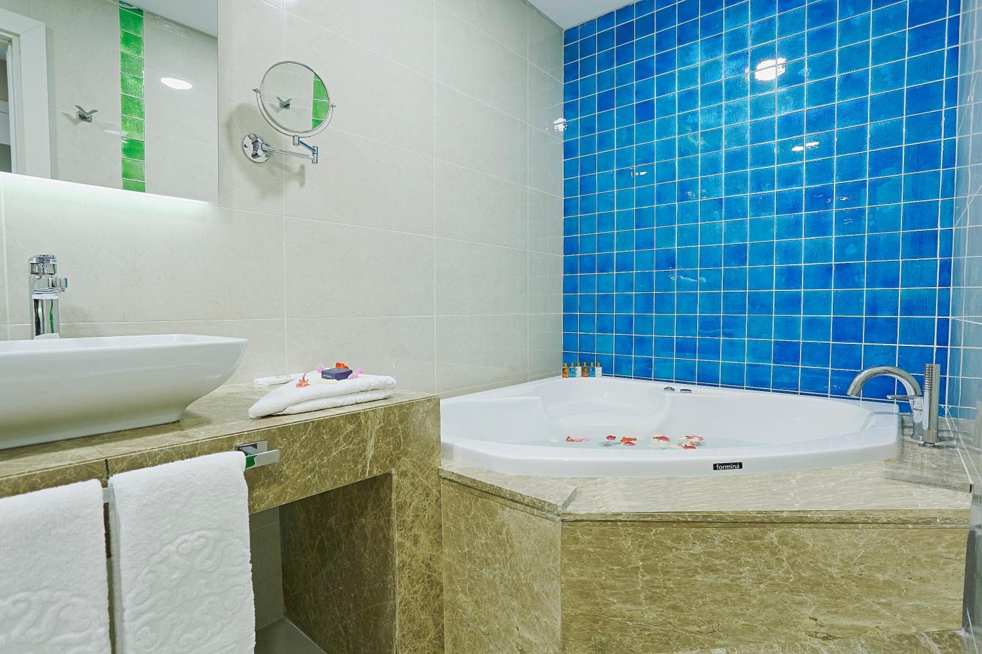 Deluxe Suite Spa Bath